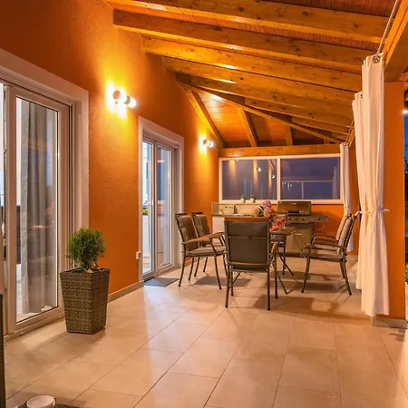 Amazing In With Kitchen Pula