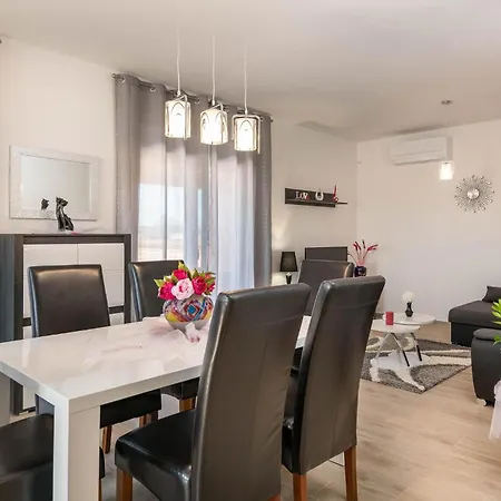 Amazing In With Kitchen Holiday home