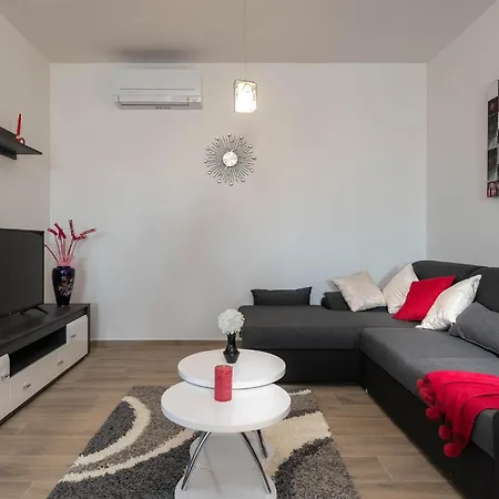 Amazing In With Kitchen * Pula