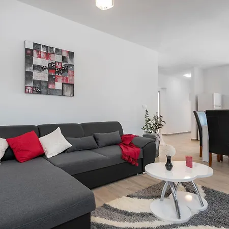 Amazing In With Kitchen * Pula