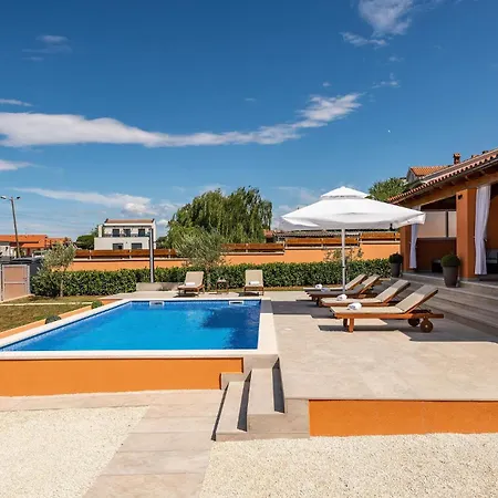 Amazing In With Kitchen Holiday home