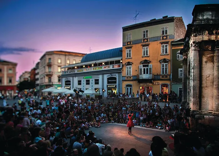 Vikendica Amazing In With Kitchen Pula