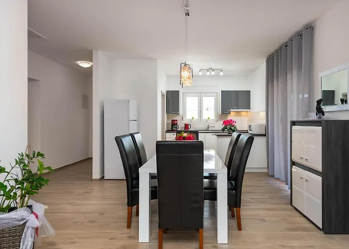 Vikendica Amazing In With Kitchen