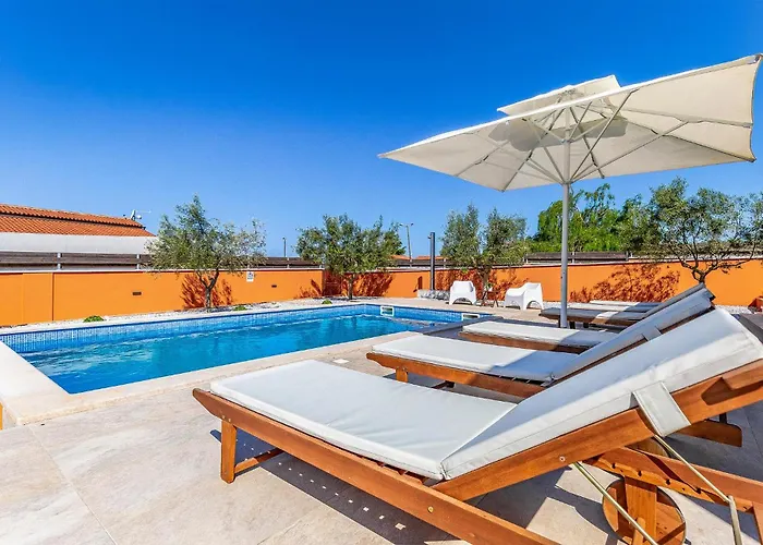 Holiday home Amazing In With Kitchen Pula